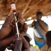 إعداد حقنة في موقع حملة تطعيم جماعي ضد الحصبة في جنوب السودان.