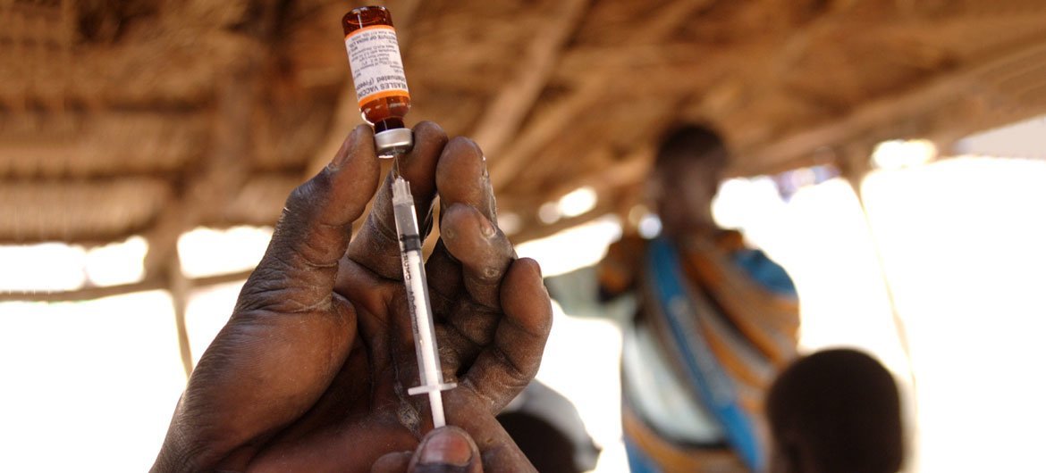 Un agent de santé prépare une seringue dans le cadre d'une campagne de vaccination au Soudan du Sud.