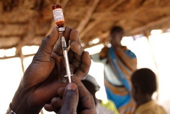 Un agent de santé prépare une seringue dans le cadre d'une campagne de vaccination au Soudan du Sud.