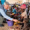 Le Haut-Commissaire des Nations Unies pour les réfugiés, Filippo Grandi, rencontre des personnes déplacées dans la région Centre-Nord du Burkina Faso (photo archives)..
