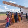Refugiados somalíes abordan un vuelo de Dadaab, Kenya, a Suecia, donde serán reasentados.