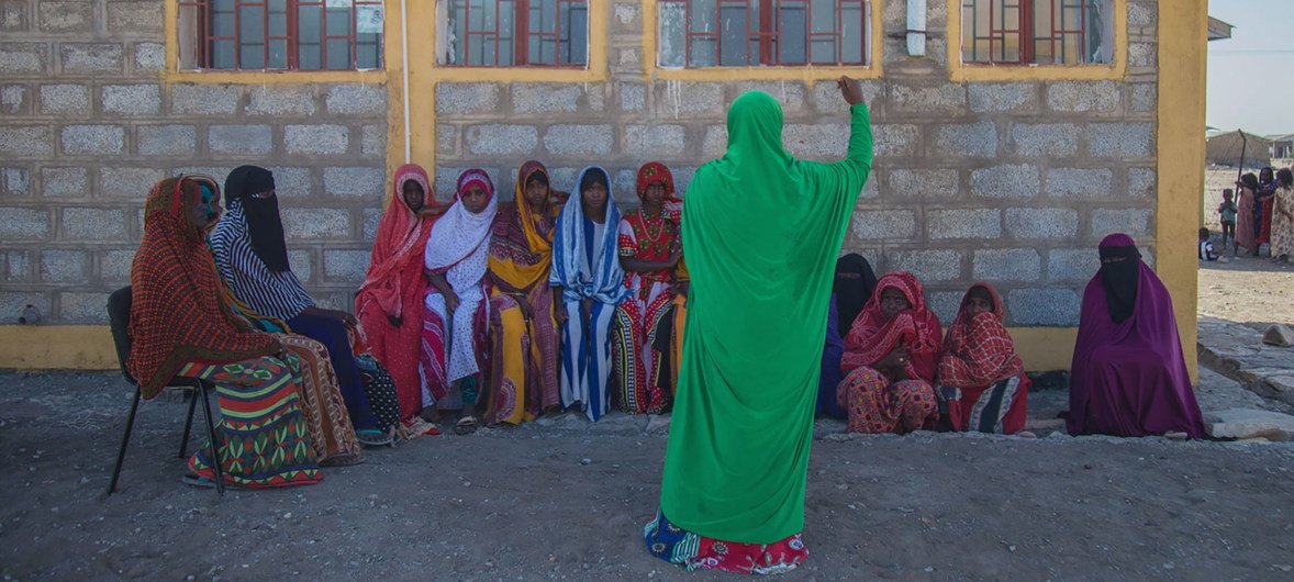 إحدى المرشدات تقف أمام مجموعة من الفتيات اليافعات في نادٍ للفتيات وتتحدث إليهن عن الممارسات المؤذية المتعلقة بالختان