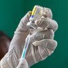 Une agente de santé d'un centre de santé local à Kinshasa, en République démocratique du Congo, prépare une injection de vaccin.