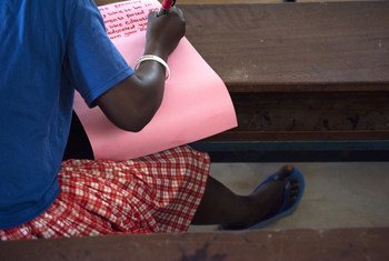 Une adolescente qui a échappé à la mutilation génitale féminine est en classe dans une école pour filles, en Ouganda.