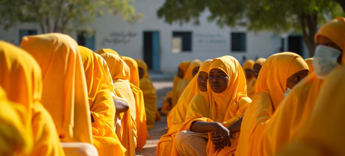 Wasichana wakimsikiliza muelimishaji rika wa mtandao wa Y-Peer kuhusu madhara ya ukeketaj iau FGM huko shuleni kwao Garoe jimboni Puntland, Somalia.