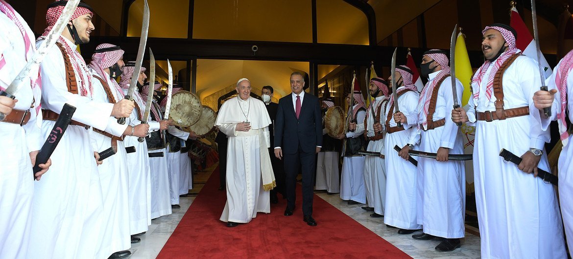 教皇方济各(左)抵达巴格达时，受到了伊拉克总理卡迪米的迎接。
