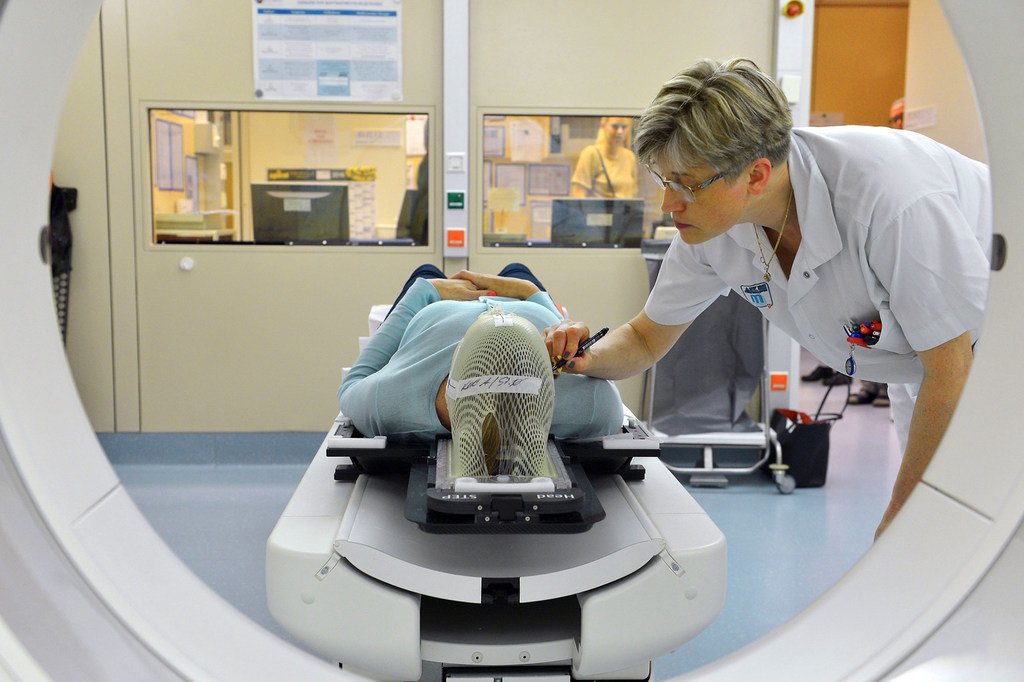 Un patient atteint d'un cancer s'apprête à faire une séance de radiothérapie.