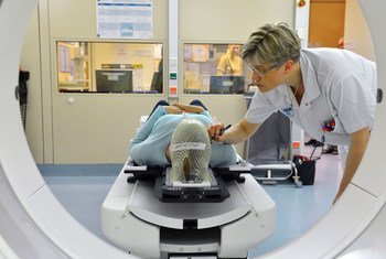 Un paciente de cáncer durante los preparativos para una sesión de radioterapia.