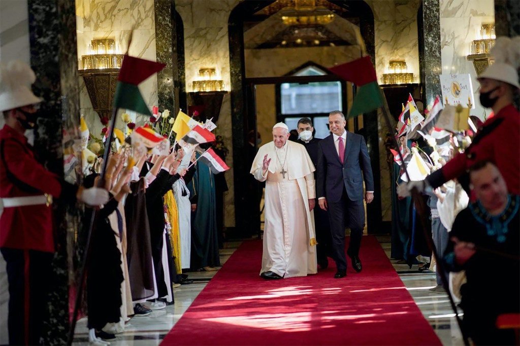 Papa Francis (kushoto) akilakiwa na Waziri Mkuu wa Iraq Mustafa Al-Kadhimi alipowasili mji mkuu wa nchi hiyo Baghdad
