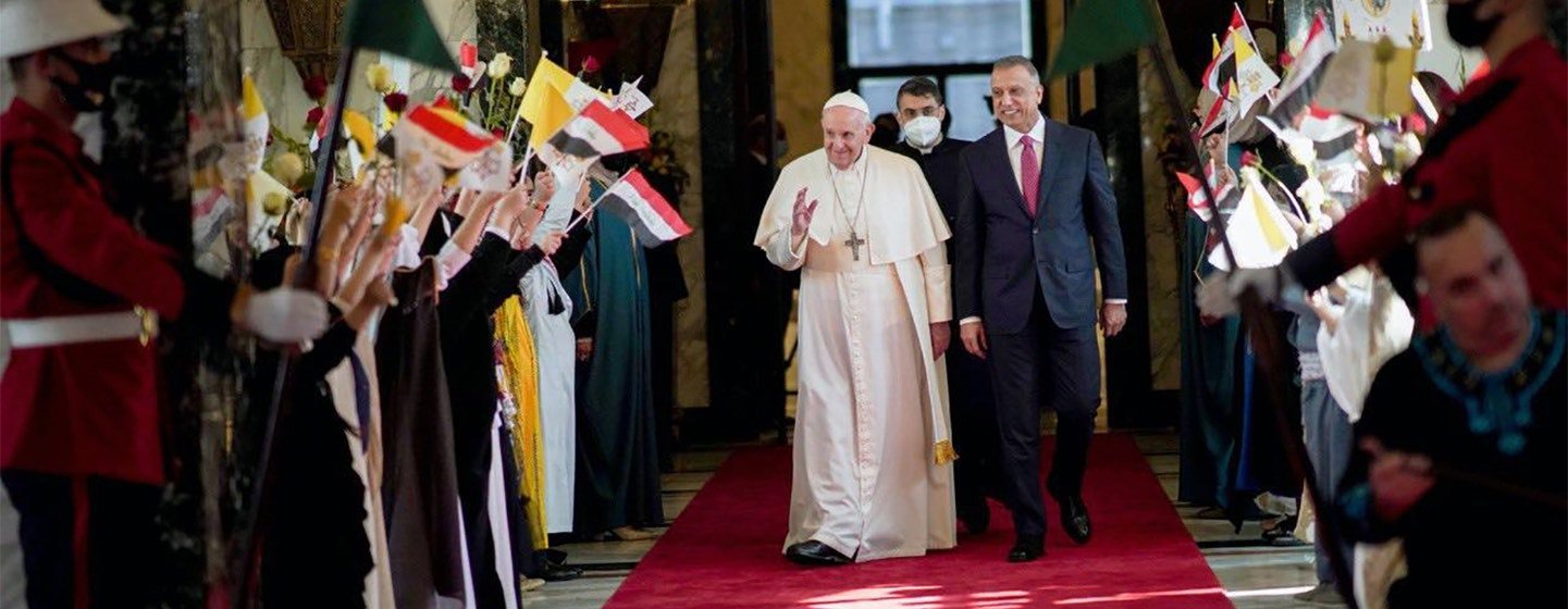 O papa Francisco foi recebido pelo primeiro-ministro iraquiano Mustafa Al-Kadhimi ao chegar a Bagdá.