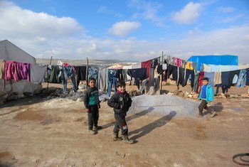 أطفال يلهون في أحد مخيمات النزوح في شمال غرب سوريا.