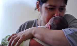 在乌克兰基辅的一家医院，一位母亲抱着她刚出生的婴儿。