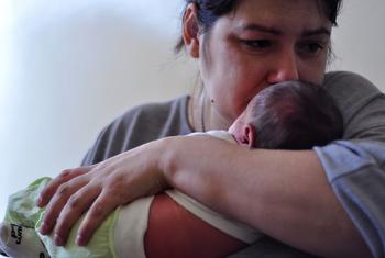 在乌克兰基辅的一家医院，一位母亲抱着她刚出生的婴儿。