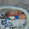 طفل حديث الولادة يرقد في حاضنة في جناح الولادة التي تم نقلها إلى قبو مستشفى في كييف، أوكرانيا.