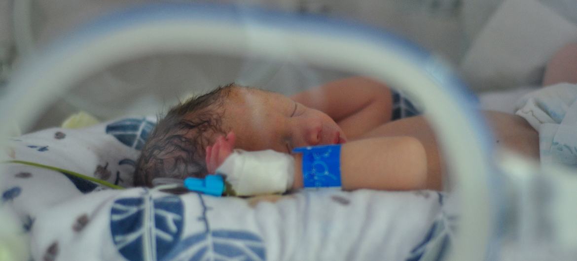 Recém-nascido em incubadora em uma maternidade que foi transferida para o porão em Kyiv, na Ucrânia