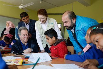 В ходе поездки в Сирию глава ВПП Дэвид Бисли и глава ЮНИСЕФ Генриетта Форе посетили школу на юге Идлибе. Они познакомились с девятилетними школьниками – ровесниками войны