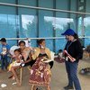 Funcionária da OIM, uma das agências da ONU que participa do apelo, fala com pessoas afetadas pelas enchentes em Timor-Leste