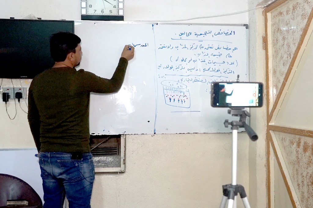 ابراهيم يوسف، مدرس مادة الكيمياء، أوجد طريقة لمساعدة طلاب المرحلة الثانوية على النجاح بمادة الكيمياء بعد إغلاق المدارس في  العراق بسبب جائحة الكورونا.