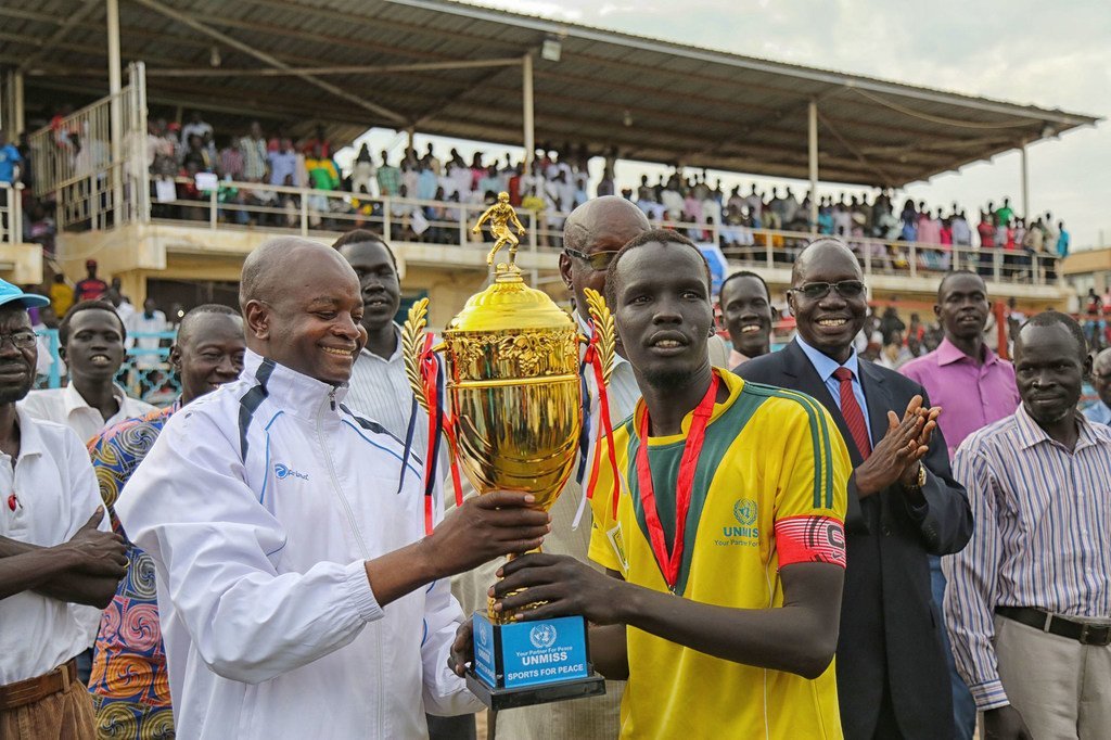 Un trophée «sports pour la paix» est remis à l'équipe gagnante lors d'un tournoi de football soutenu par la MINUSS à Juba, au Soudan du Sud.