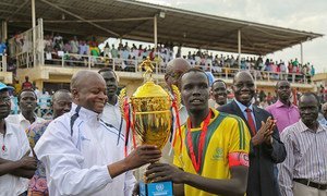 Un trophée «sports pour la paix» est remis à l'équipe gagnante lors d'un tournoi de football soutenu par la MINUSS à Juba, au Soudan du Sud.
