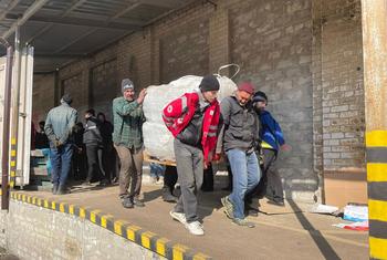 Trabajadores humanitarios preparándose para entregar ayuda de la ONU y de los socios humanitarios en Sievierodonetsk, Ucrania.