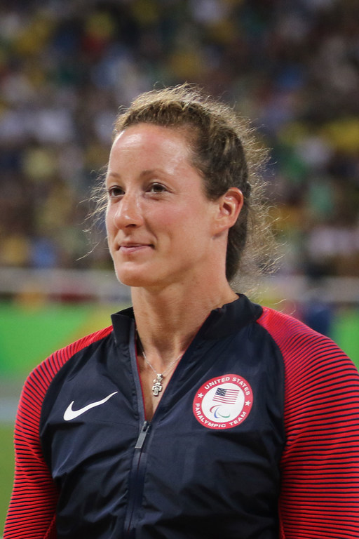 Tatyana Mcfadden, athlète paralympique américaine, lors d'une cérémonie de remise des médailles aux jeux paralympiques de Tokyo 2020.