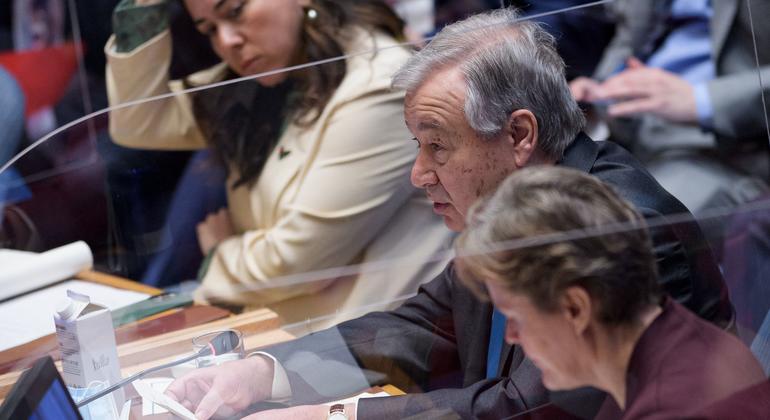 Secretary-General António Guterres (centre) addresses the Security Council meeting on the situation in Ukraine.