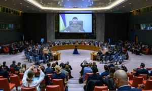 乌克兰总统·泽连斯基（屏幕上）在安理会会议上就乌克兰局势发表讲话时的安理会会议厅全景。