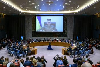 Una amplia vista de la sala del Consejo de Seguridad mientras el Presidente de Ucrania, Volodymyr Zelenskyy (en la pantalla), se dirige a la reunión del Consejo de Seguridad sobre la situación en Ucrania.