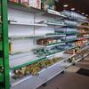 श्रीलंका की राजधानी कोलम्बो में सुपरमार्केट में ज़रूरी खाद्य सामग्री की क़िल्लत.