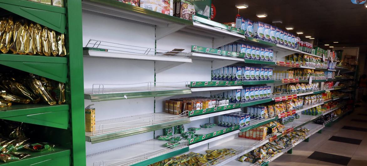 Racks vacíos por falta de abastecimiento de los supermercados en Colombo, Sri Lanka.  (Expediente)