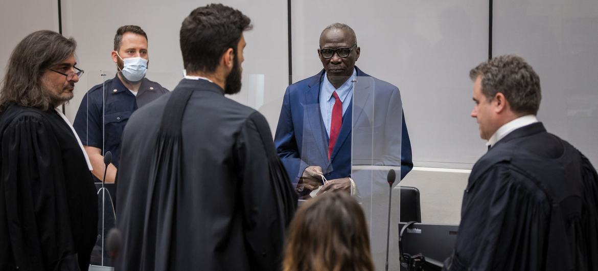 المتهم في قضية دارفور، علي كوشيب خلال الجلسة الافتتاحية لمحاكمته في المحكمة الجنائية الدولية في لاهاي بهولندا.