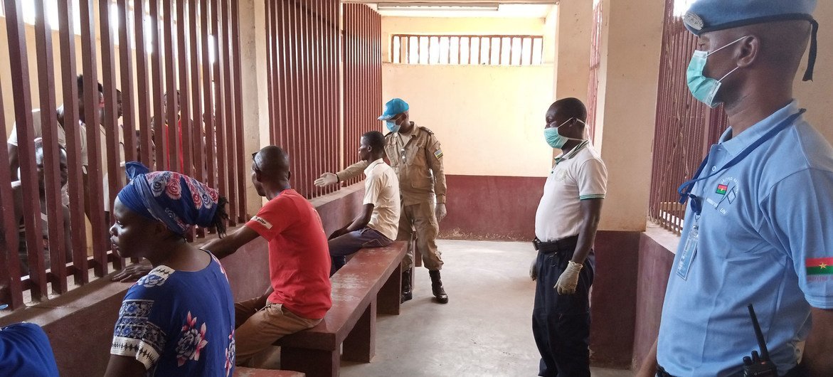 मध्य अफ़्रीकी गणराज्य के बांगी में एक जेल में क़ैदी अपने परिजनों से मिल रहे हैं.  