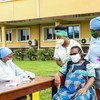 随着新冠病毒病大流行继续在非洲蔓延，刚果民主共和国的助产士们在照顾一名孕妇。