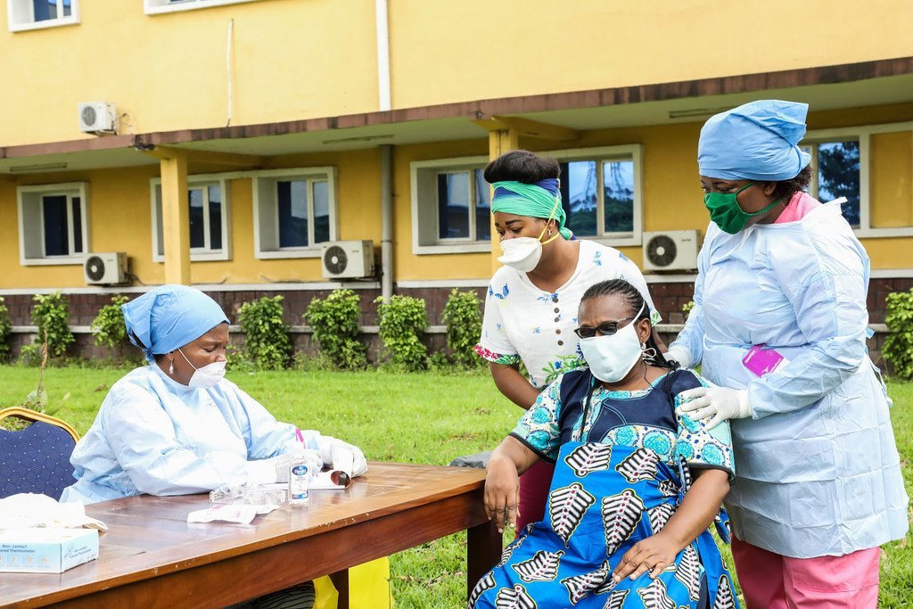 随着新冠病毒病大流行继续在非洲蔓延，刚果民主共和国的助产士们在照顾一名孕妇。