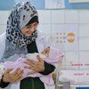 Une sage-femme tient un nouveau-né dans ces bras dans un hôpital soutenu par l'UNFPA à Abyan, dans le sud du Yémen.