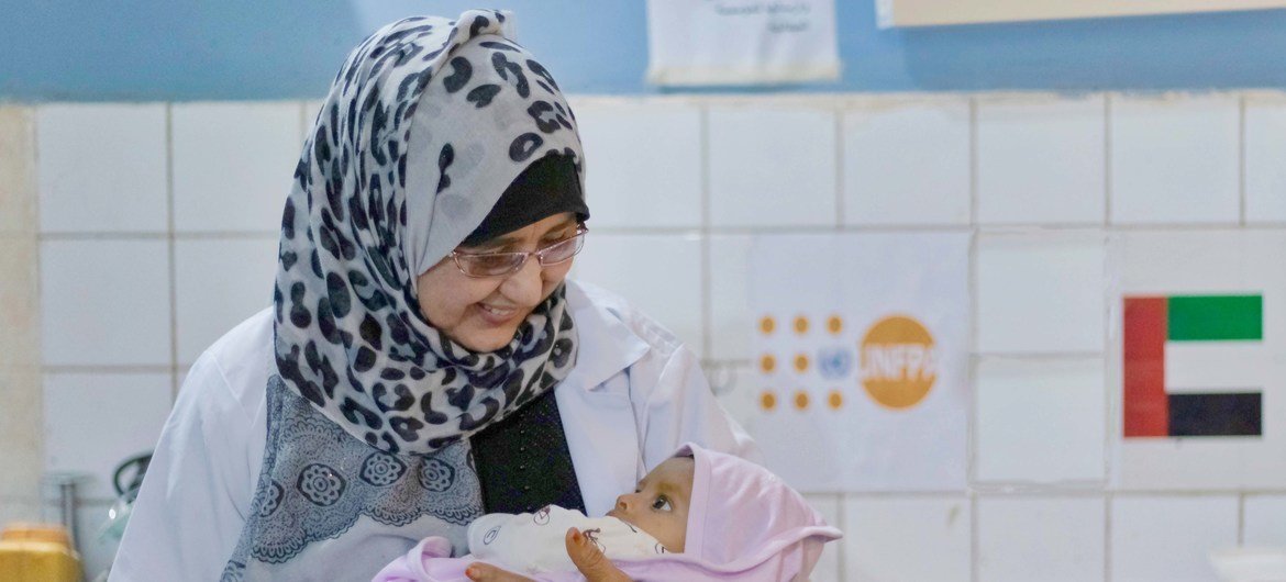 यमन के एक अस्पताल में एक दाई ने नवजात शिशु को अपनी गोद में लिया हुआ है.