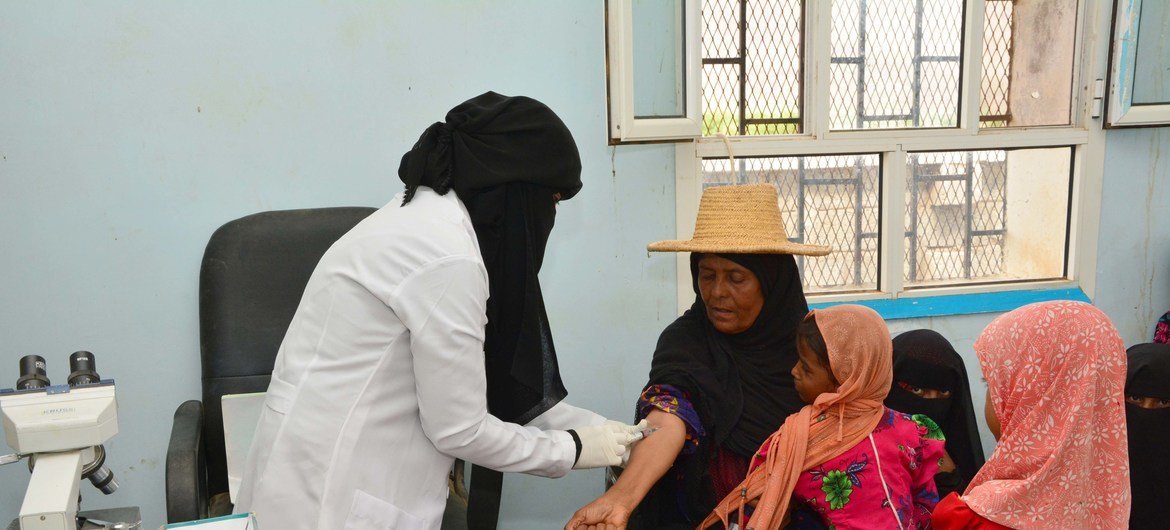 Mkunga akihudumia wagonjwa