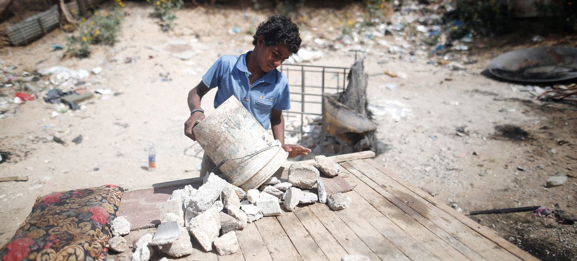 Un garçon de treize ans en Palestine ramasse des décombres près de la ville de Gaza, qu'il transporte à dos d'âne au marché 