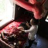  一名助产士在尼泊尔农村的一个卫生站为孕妇做产前检查。