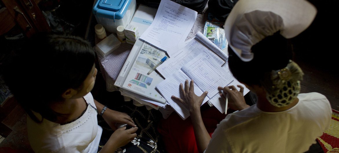 من الأرشيف: قابلة تستعرض سجلات المرضى وتتحقق من الإمدادات الصحية في مركز صحي مجتمعي ريفي في ميانمار. 