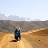阿富汗戴孔迪省瓦卡克速成学习中心的学生一起走过尘土飞扬的山丘回家。