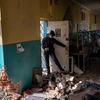 La directrice d'une école à Chernihiv, en Ukraine, inspecte les dégâts causés par un bombardement.