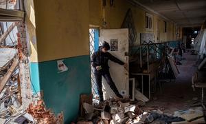 乌克兰切尔尼戈夫一所学校的校长在查看空袭造成的损失。