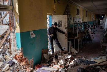 乌克兰切尔尼戈夫一所学校的校长在调查空袭造成的损失。