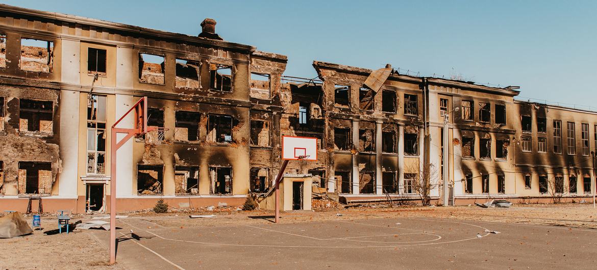 Eng aner Schoul zerstéiert no schwéierer Beschoss. Dëst zu Kharkiv, Nordosten Ukraine.