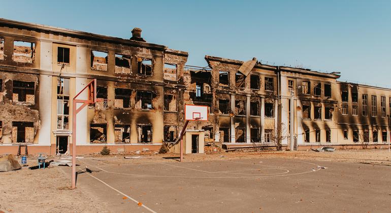 Una escuela en Khárkiv, en el noroeste de Ucrania, destruida tras los bombardeos. 