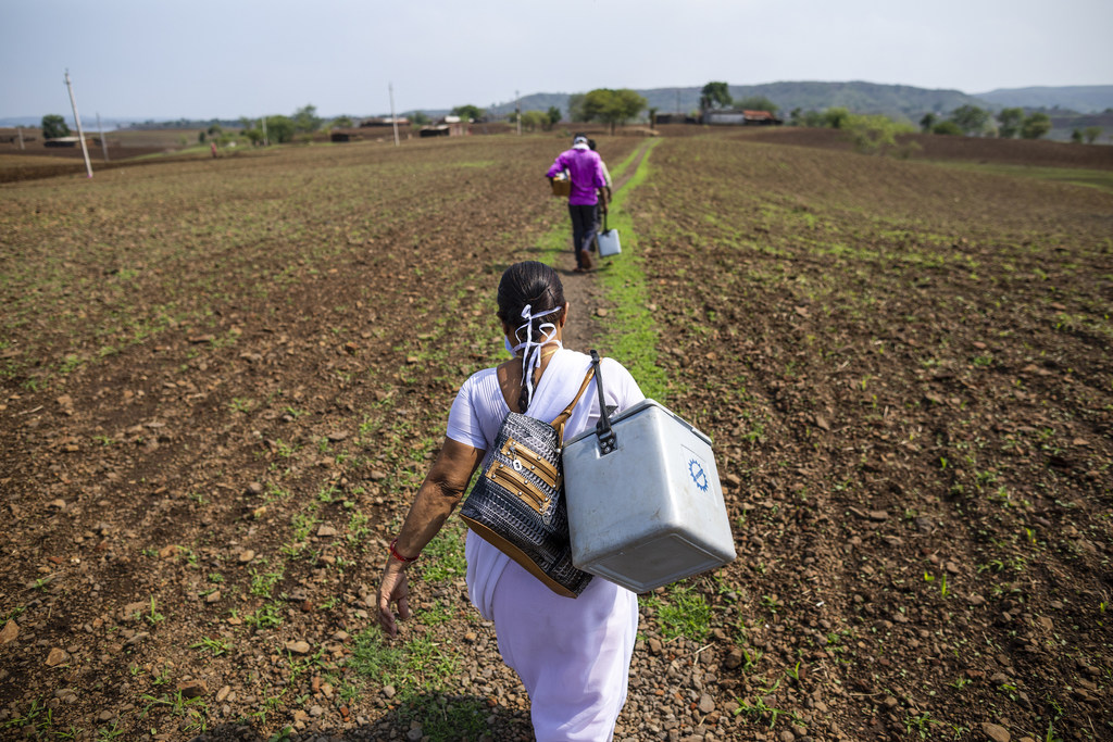 Des femmes travaillant dans le secteur de la santé transportent des vaccins contre la Covid-19 en Inde.