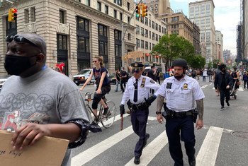 Dos oficiales de policía patrullan una de las marchas contra el racismo en la ciudad de Nueva York
