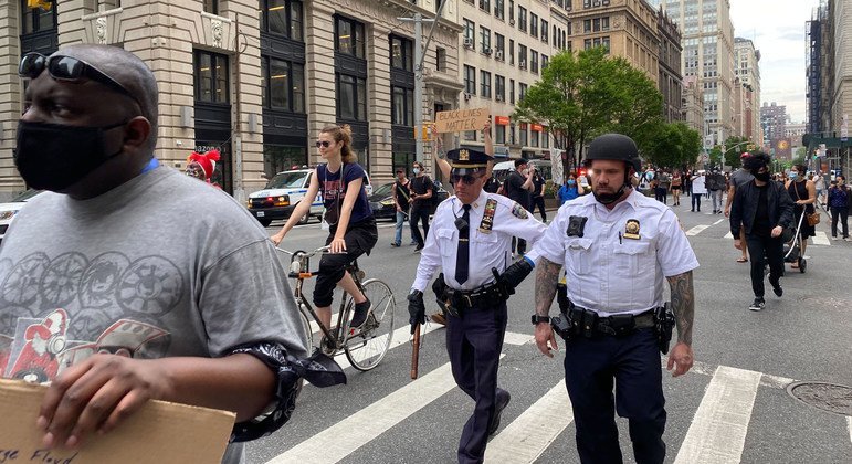 अमेरिका के मिनियापोलिस में 46 वर्षीय एक काले व्यक्ति जियॉर्ज फ्लॉयड की पुलिस हिरासत में मौत के विरोध में अनेक शहरों में प्रदर्शन हुए हैं. ऐसा ही एक विरोध प्रदर्शन न्यूयॉर्क सिटी में.